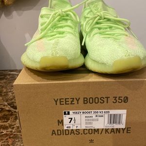 Unisex YEEZY BOOST 350 sneakers, size 7.5 (used)